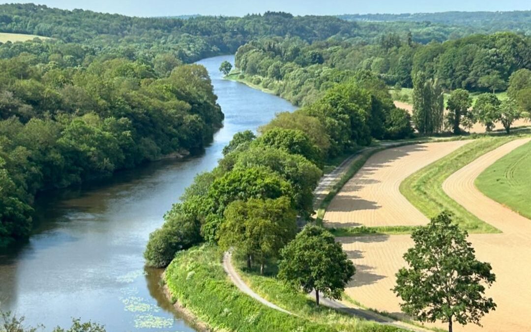 Découvrez Bains-sur-Oust et séjournez au Domaine Les Hilliers